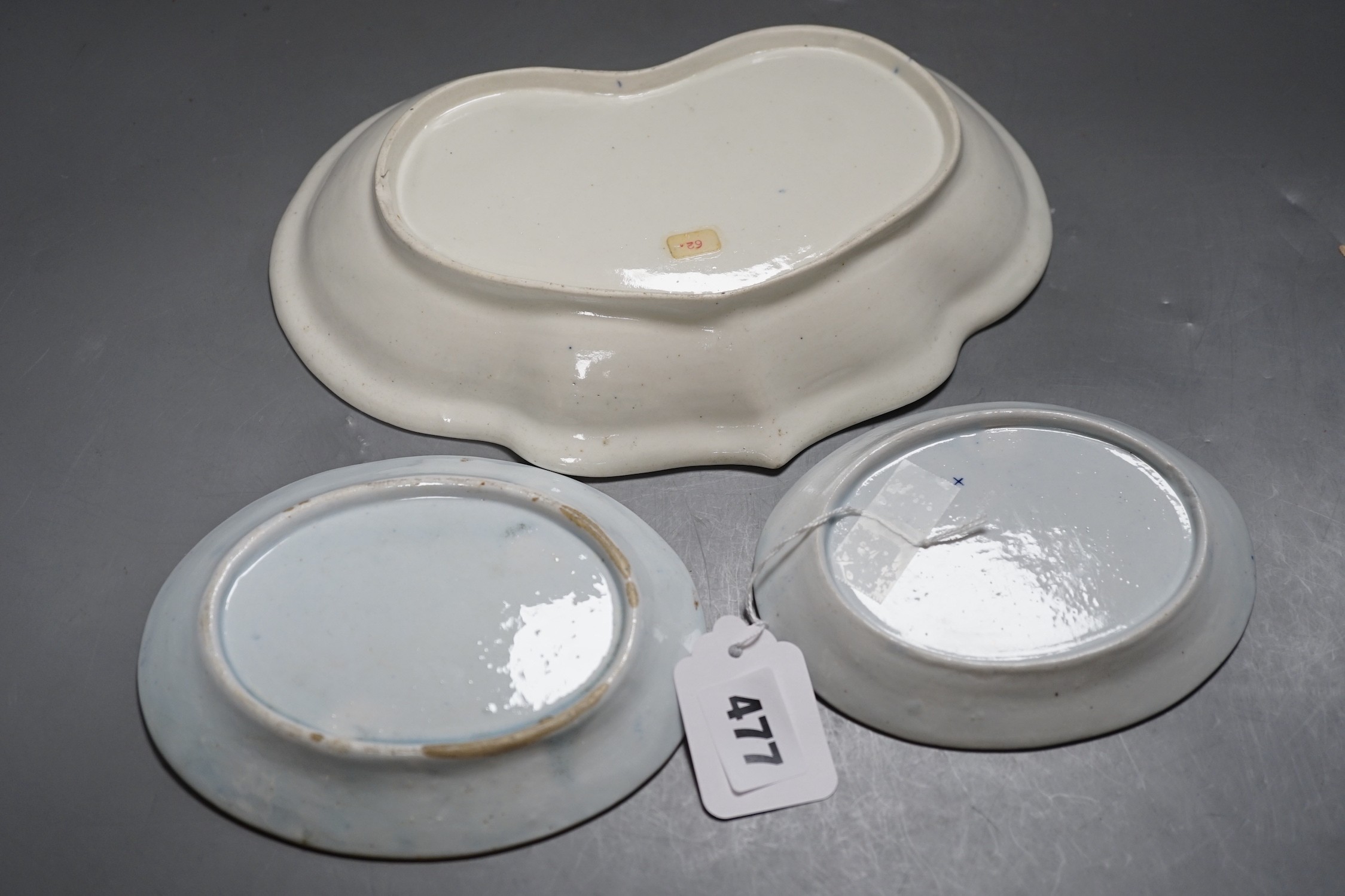 A Caughley heart shaped dish, painted with the Weir pattern, 26.5cm and two trays printed with the Scalloped Bridge pattern